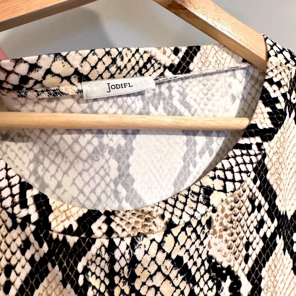 Excellent condition! Beautiful too - animal print - Picture 2 of 4